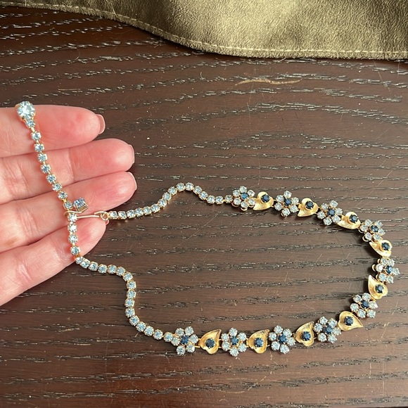 Stunning Vintage Floral Necklace W/Blue Crystal Embellished Flowers/ Goldtone - Picture 11 of 13